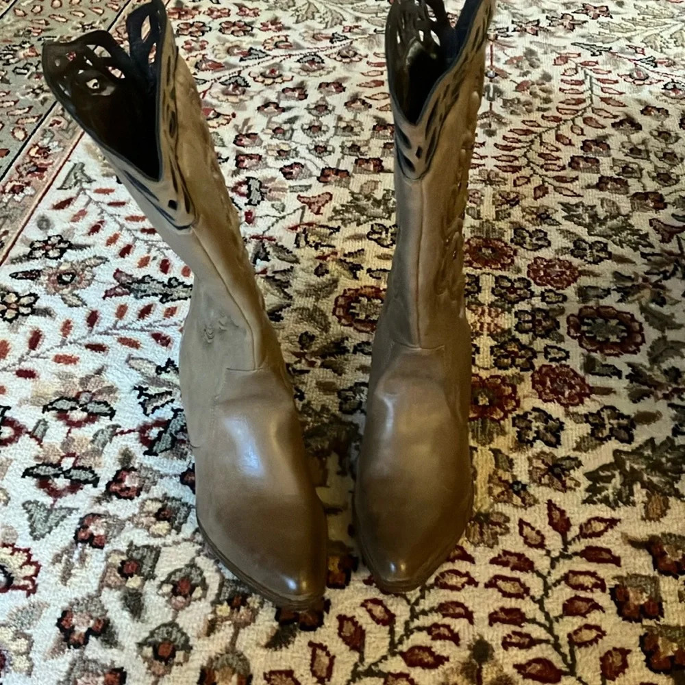 XOXO Womens Tan/Brown Western Cowgirl Boots. Faux Leather- Size 8. Preowned - Picture 2 of 10